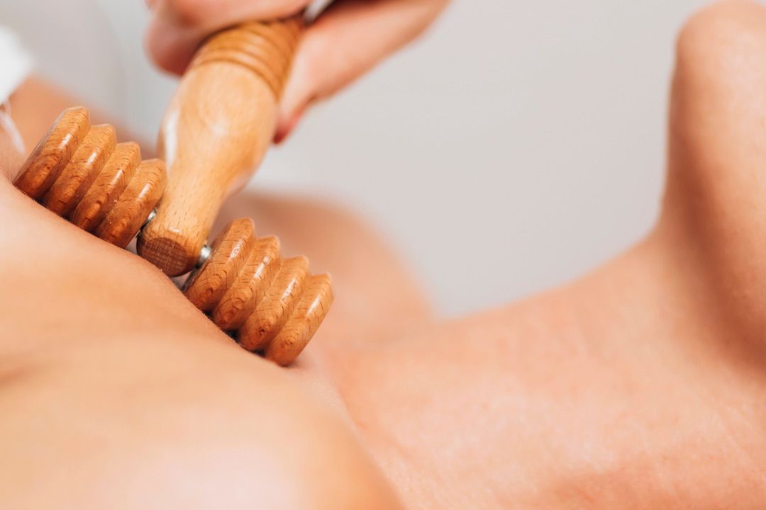 Marie pratique le drainage lymphatique à Saint-Michel-en-l'Herm