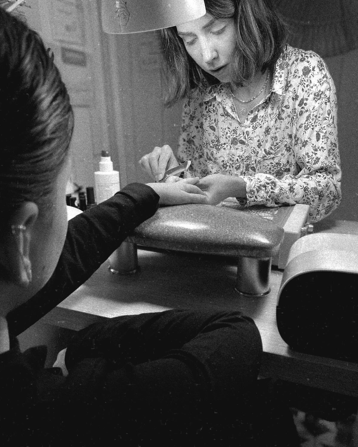 Marie en train de pratiquer une pose d'ongles dans son studio à Saint-Michel-en-l'Herm